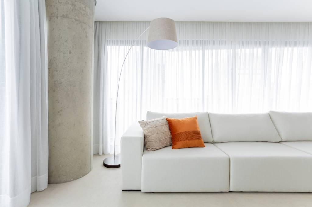decoracoes-baratinhas-apartamentos-alugados-cortina Cortinas e luminárias também fazem diferença na decoração de apartamentos alugados | Projeto da ResiliArt Arquitetura