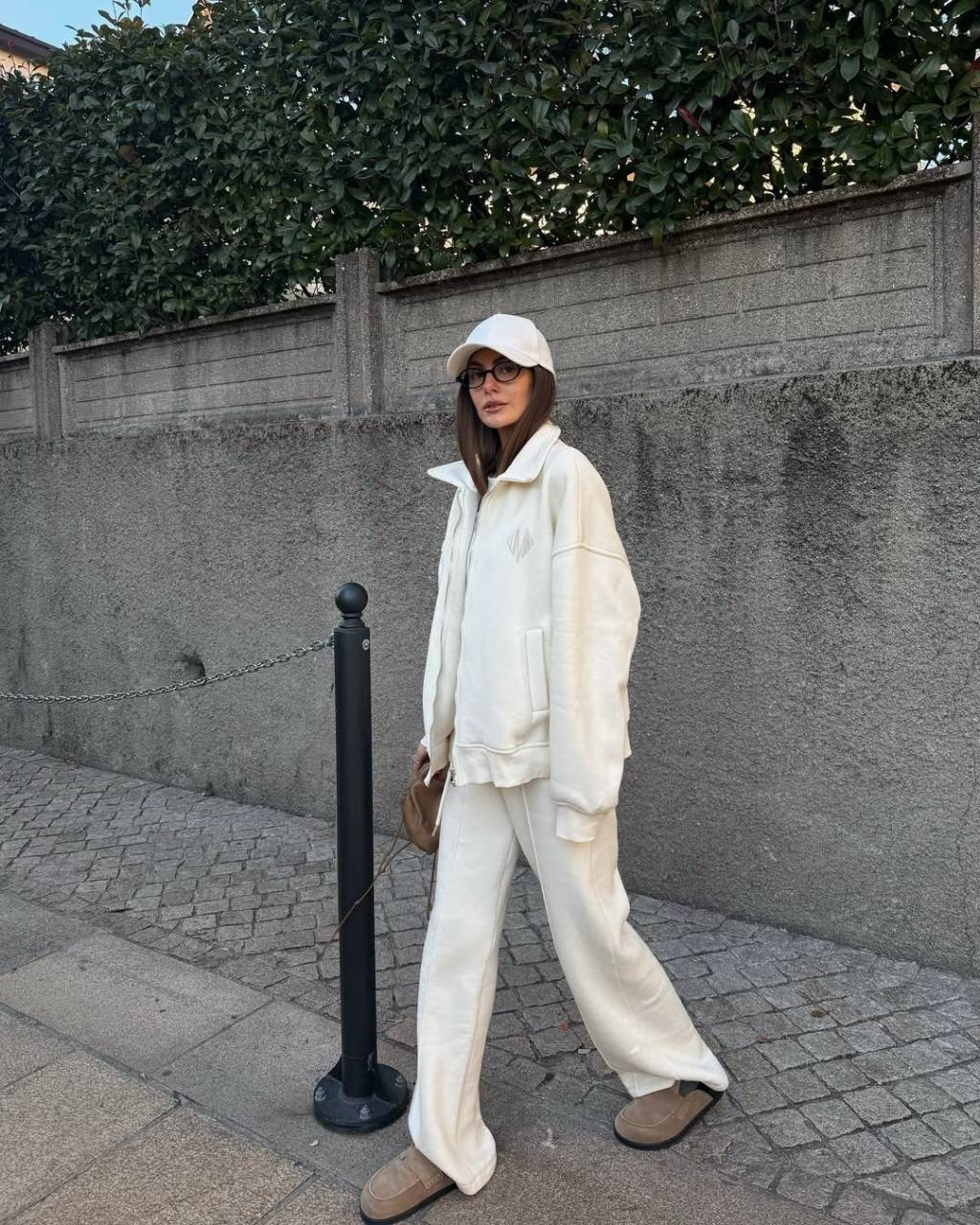 inspiracoes-look-bone Boné branco pode ajudar a criar look delicado e elegante