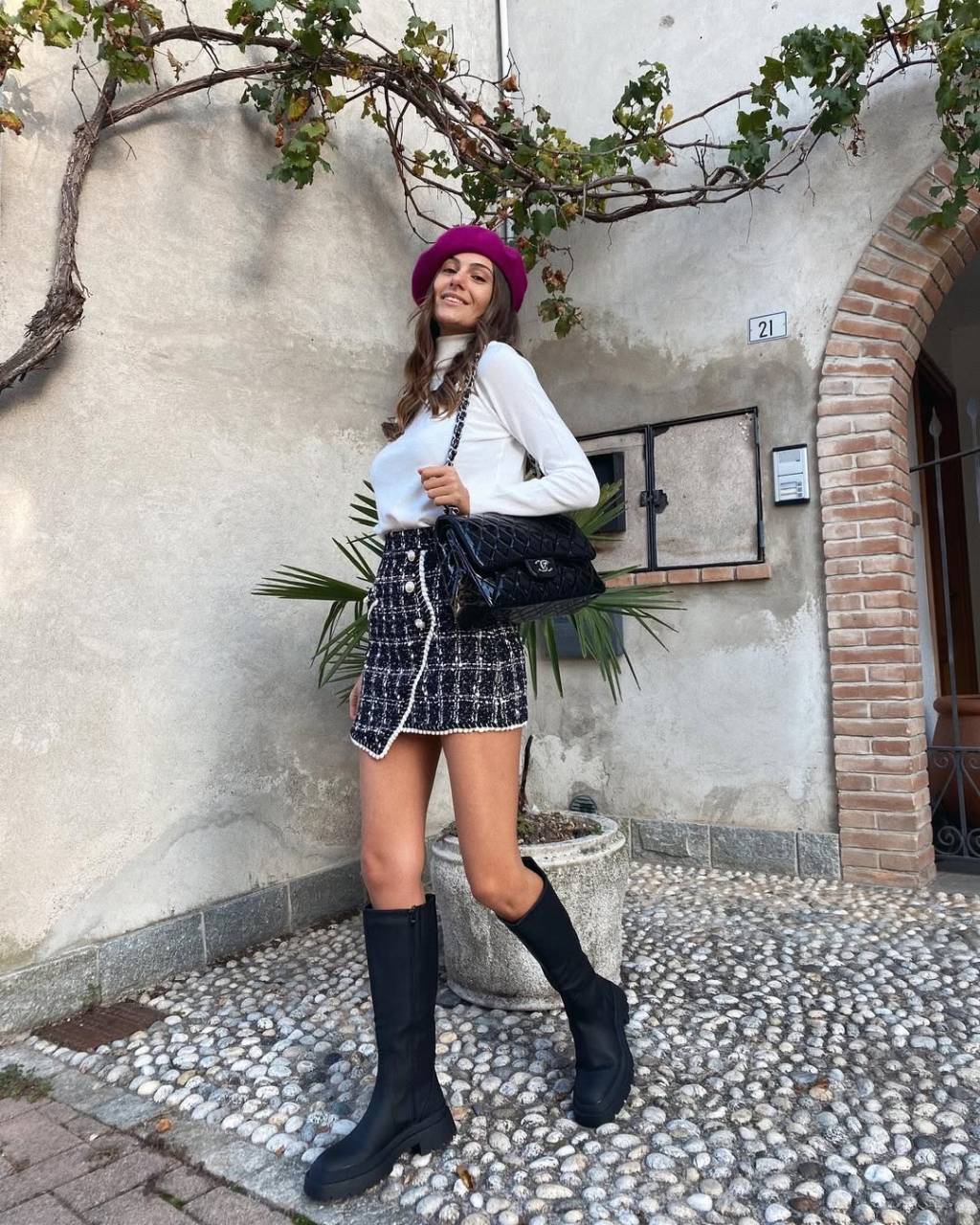 inspiracoes-looks-saia-xadrez Look com saia xadrez, blusa de gola alta e boina é delicado, romântico e estiloso