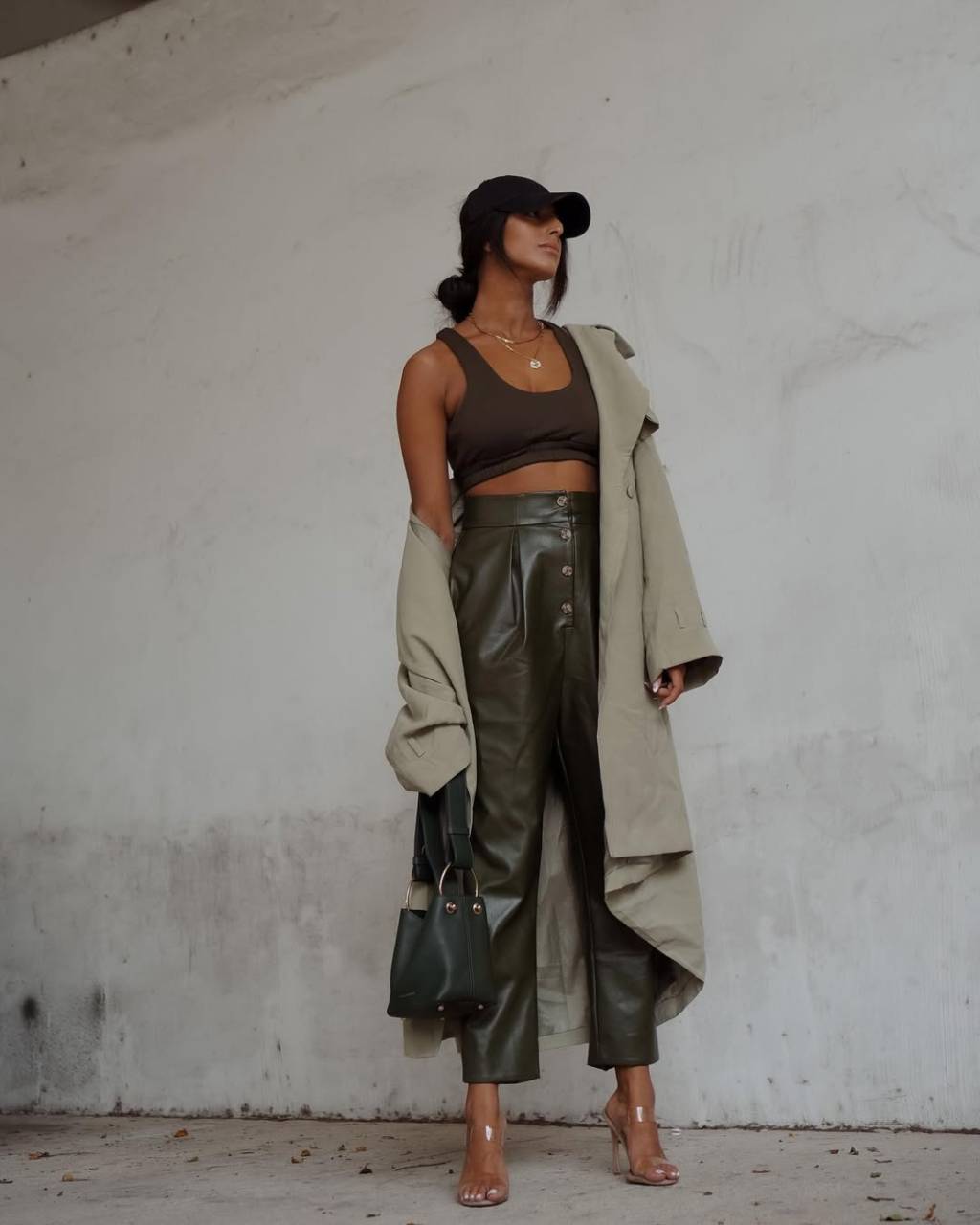 look-calca-de-couro Looks com calça de couro conquistam pela sofisticação