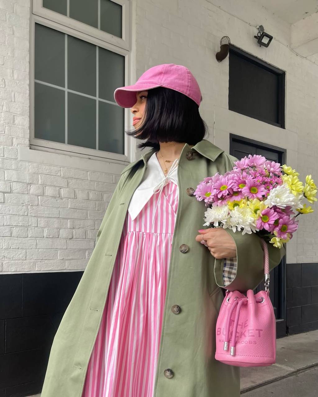 look-com-bone Confira inspirações de looks femininos com boné