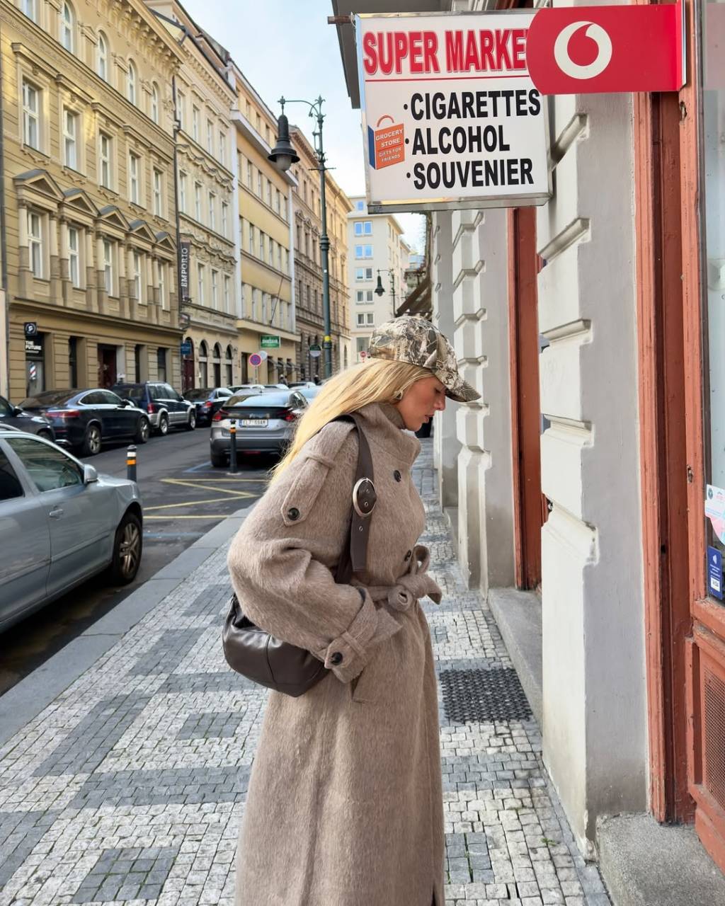 look-delicado-bone Trench coat e boné são o suficiente para look descolado e sofisticado
