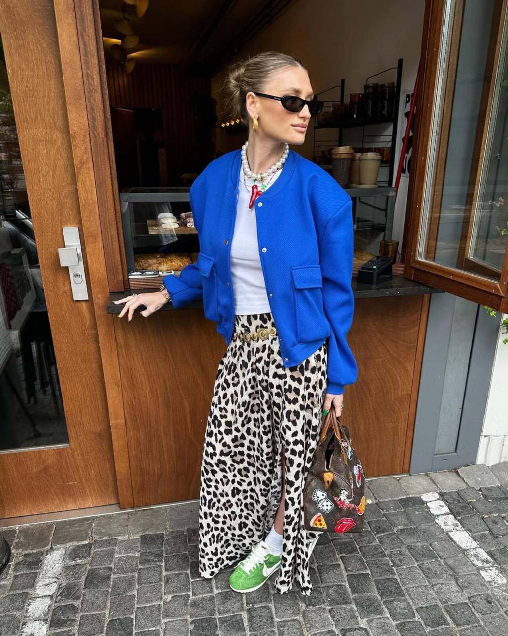 looks-saia-tenis (2) Visual incomum e despojado com saia e tênis