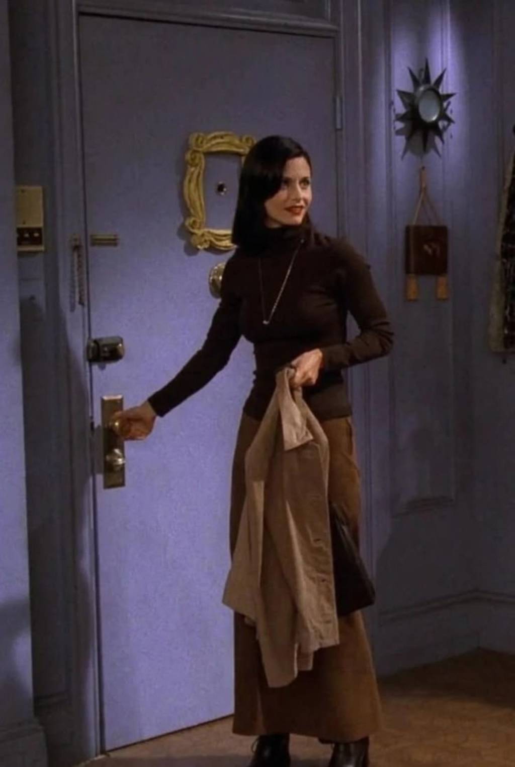 monica-friends-looks (12) (1) Monica Geller veste look monocromático em tons terrosos