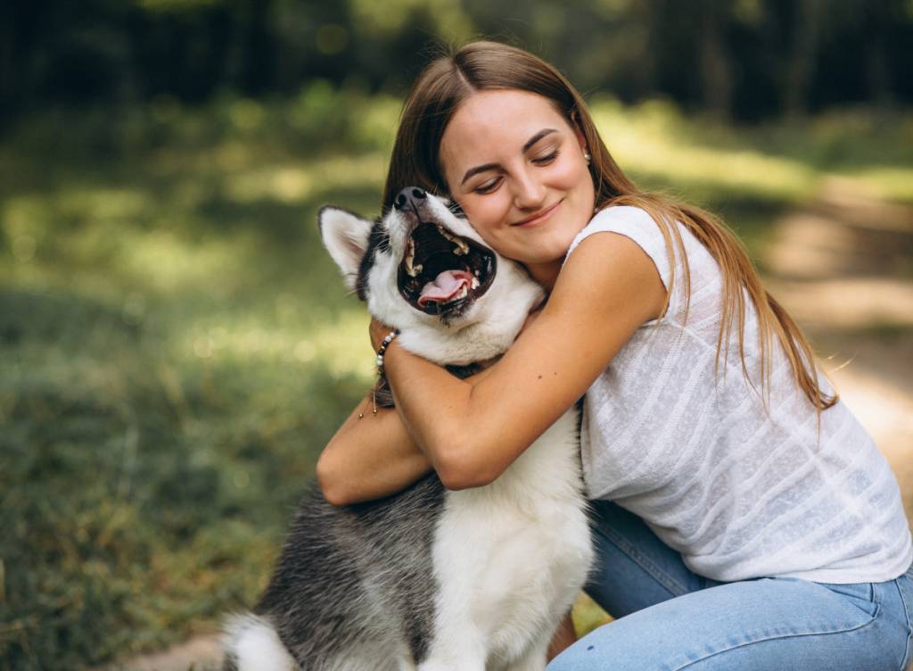Mulheres lideram adoção responsável de pets no Brasil, diz pesquisa