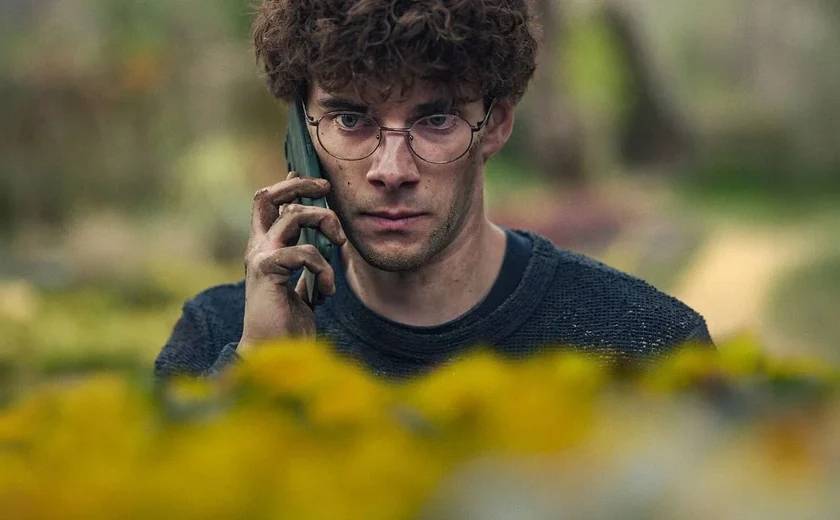 Homem falando ao telefone