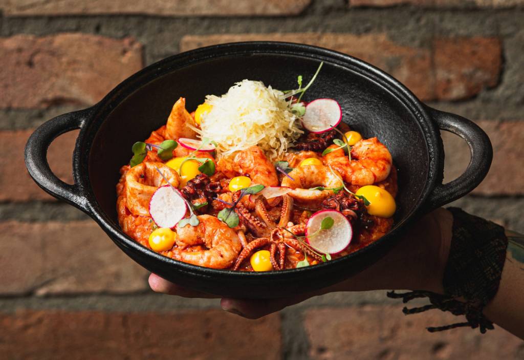 Arroz com mariscos e frutos do mar