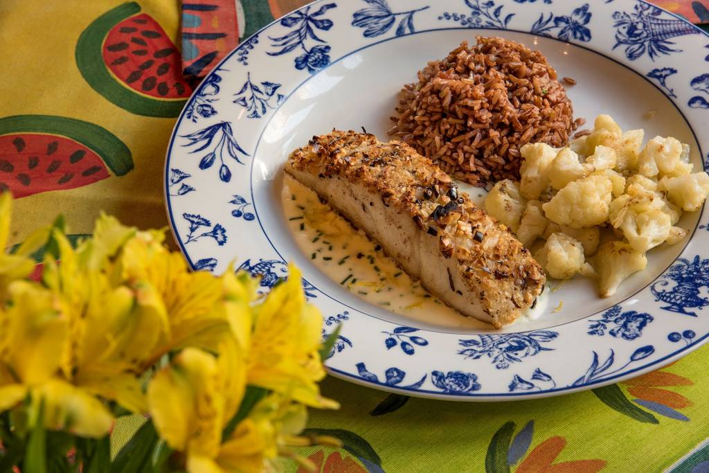 pascoa-sem-bacalhau-Mercearia do Conde_Peixe_em_Crosta Peixe em crosta de castanhas com arroz vermelho e couve-flor