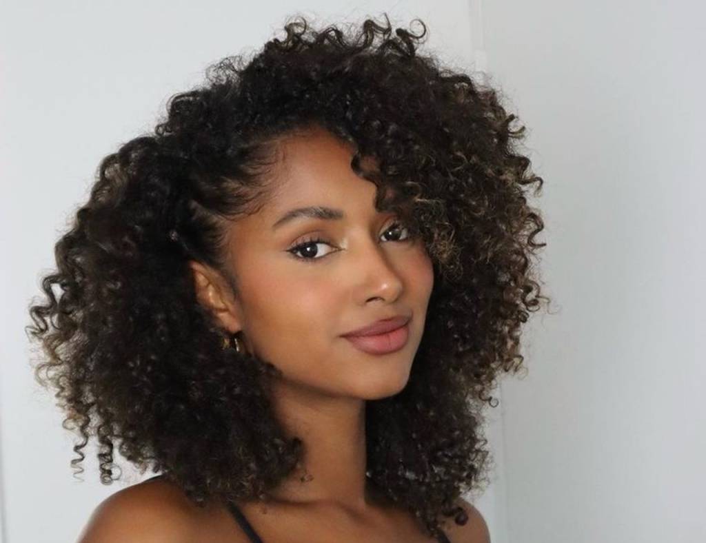 penteados-cacheados (2) Inspiração de penteado em cabelo crespo curto com amarração lateral