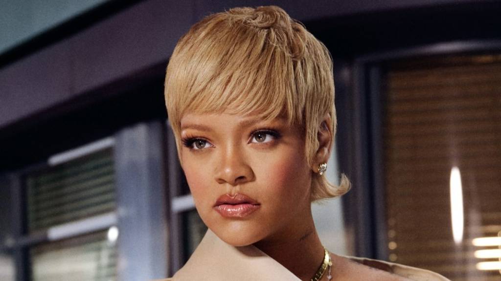pixie-mullet Rihanna ousa com Pixie Mullet loiro