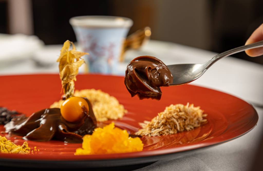 Brigadeiro pode ser servido com diferentes acompanhamentos