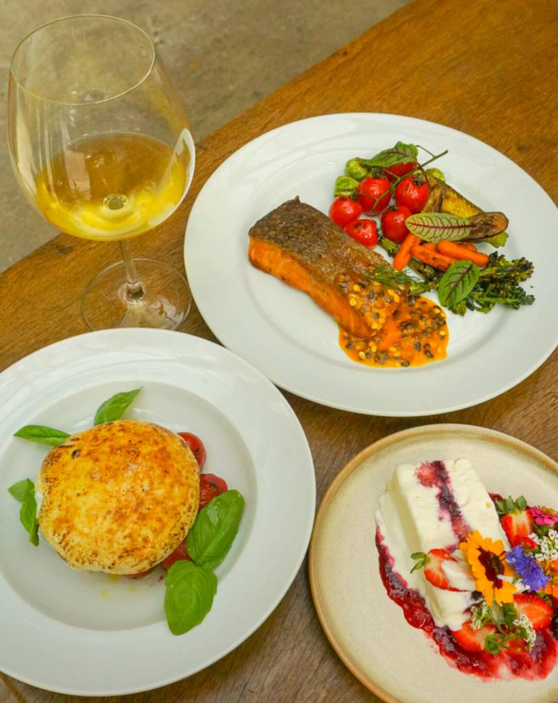 restaurantes-dia-das-maes-refugio-burrata-salmao-semifredo Burrata assada no forno a lenha, Salmão grelhado com molho maracujá e Semifredo de frutas vermelhas é o combo especial do restaurante Refúgio para o Dia das Mães