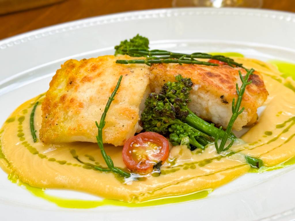 restaurantes-pascoa-Marena_Bacalhau-Pascoa_ Restaurante Marena traz Baccalà alla polignanese (lombo de bacalhau grelhado, servido com tapenade de azeitonas taggiasche e crema de grão-de-bico cozida em caldo de vôngole)