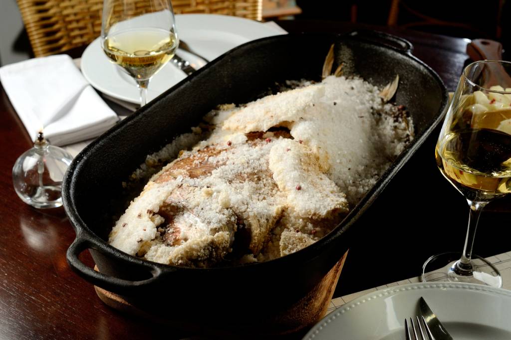 restaurantes-pascoa-bistrot-de-paris-pargo Pargo em crosta de sal, finalizado à mesa com um toque de cachaça e beurre blanc, no Bistrot de Paris