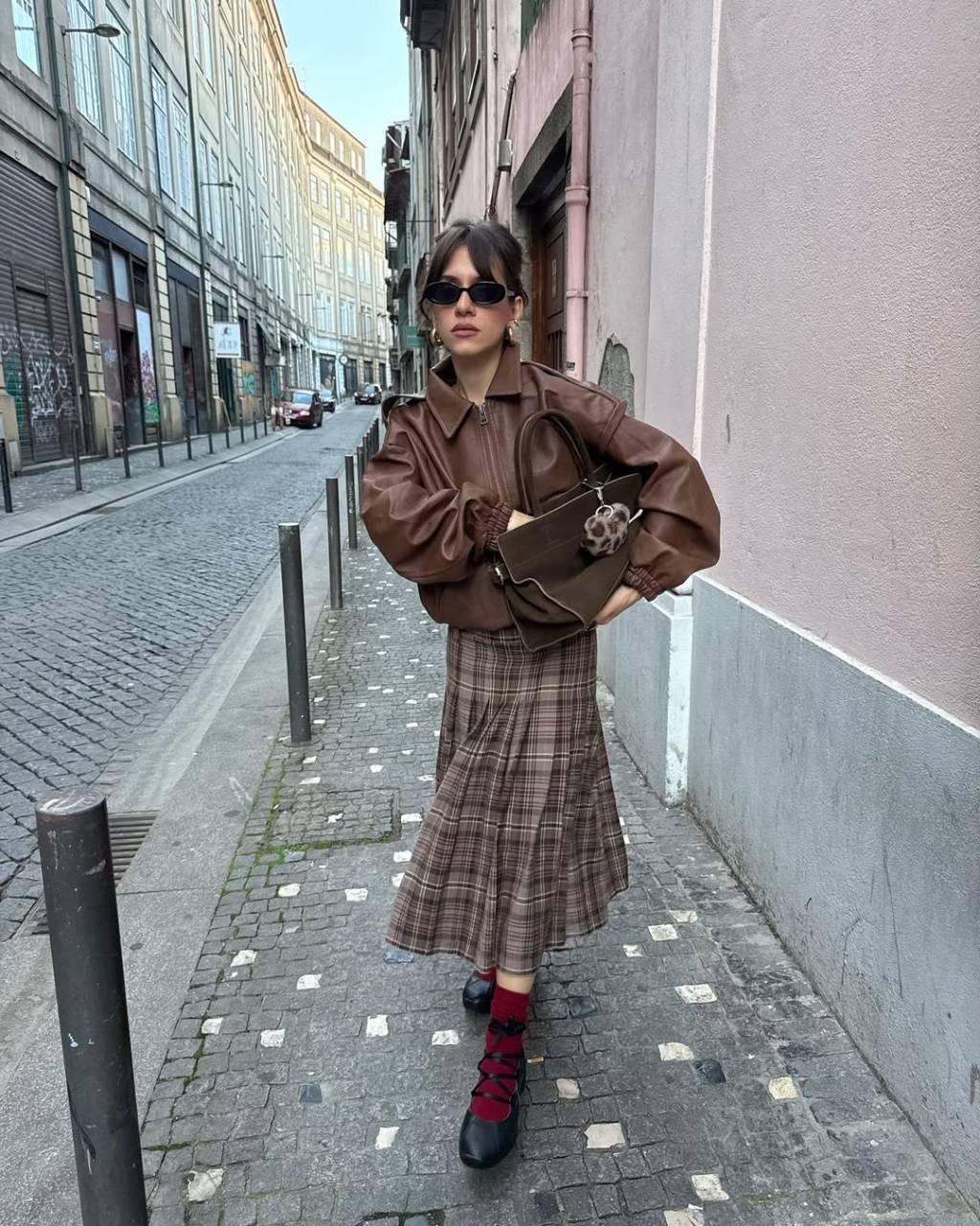 saia-xadrez-looks-inspiracoes Look com jaqueta de couro marrom e saia xadrez marrom é ótima opção para ser moderna