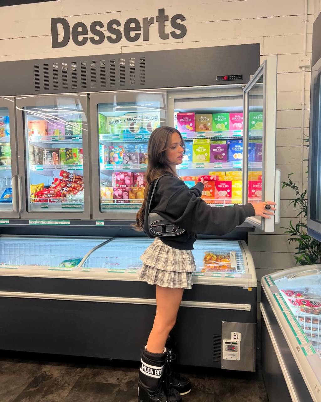 saia-xadrez Look com jaqueta e saia rodada xadrez é ótimo para passeios