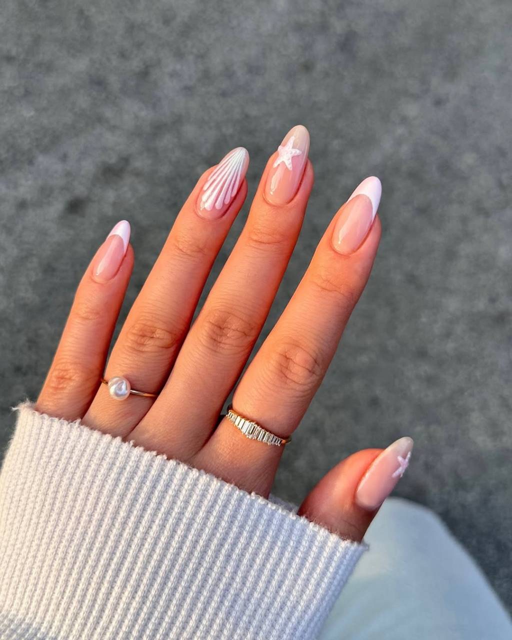 unhas-brancas É possível criar desenhos delicados com esmalte branco