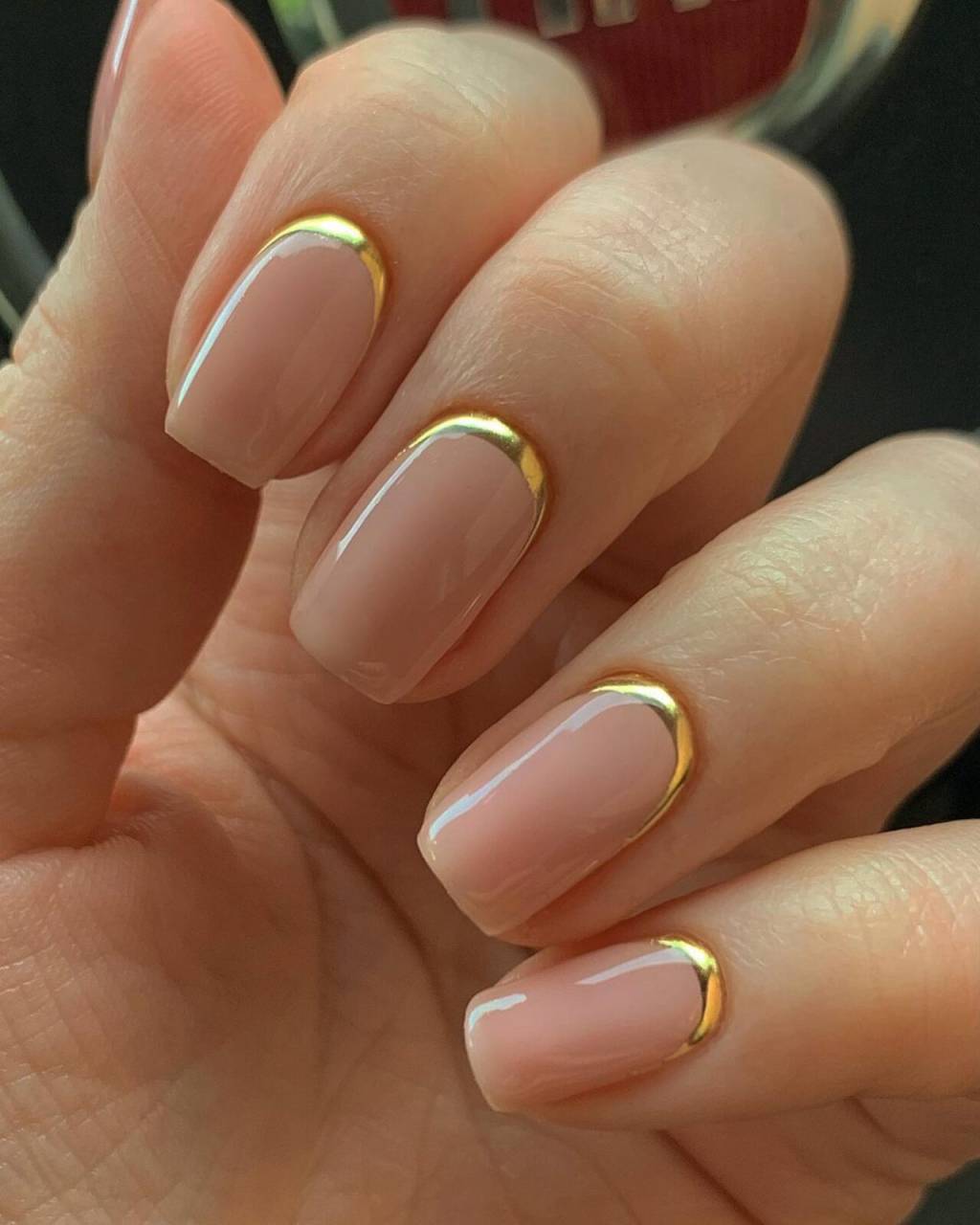 unhas-curtas-delicadas (9) Francesinha invertida em naked nails curtas e delicadas.