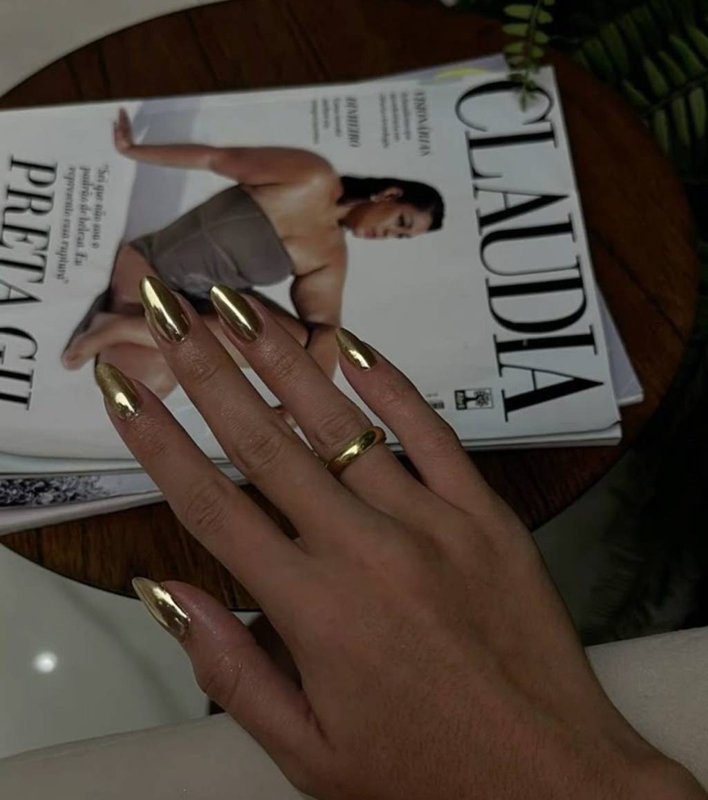 unhas-douradas Esmaltação dourada holografica.