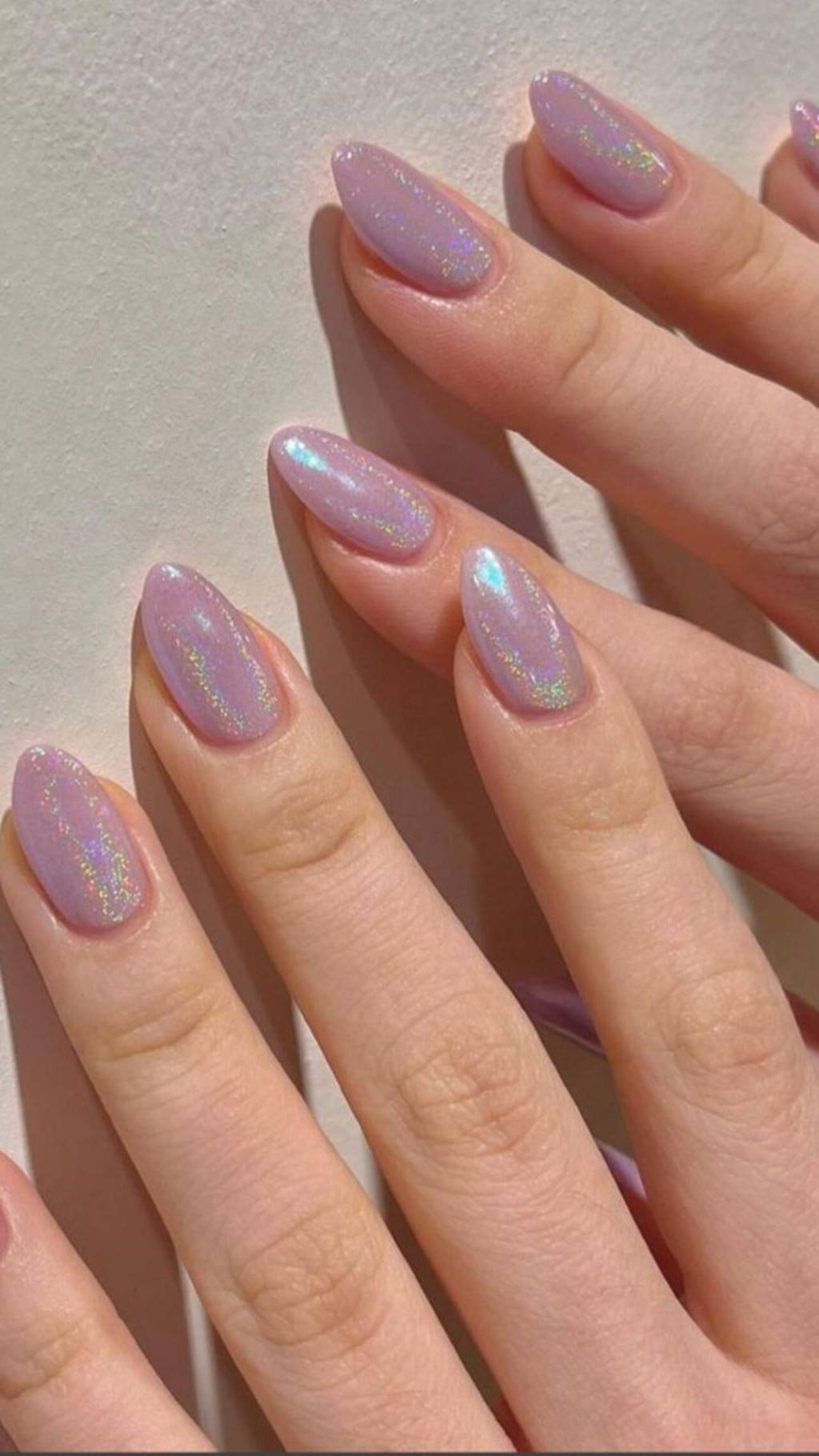 unhas-holograficas (6) Visual com unhas holográficas delicadas