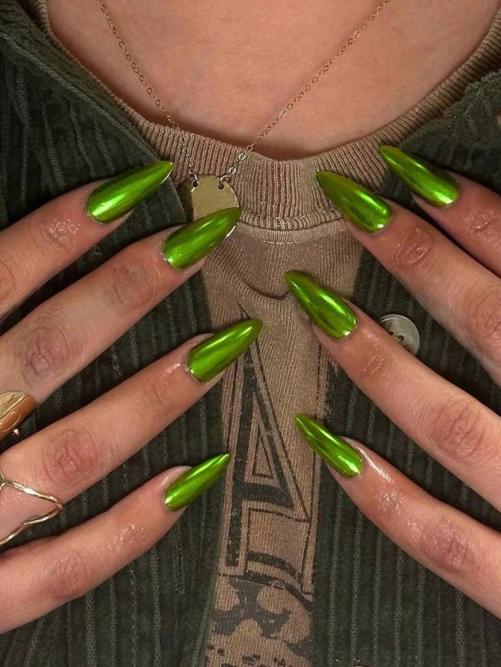 unhas-holograficas (7) Referência de unhas holográficas em verde-lima