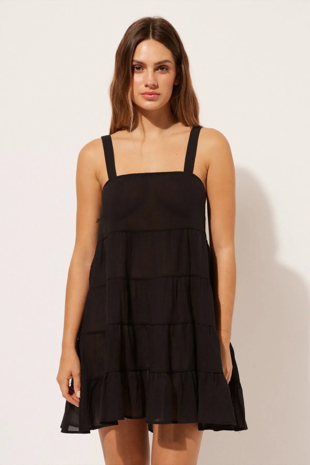 Vestido preto curto e solto