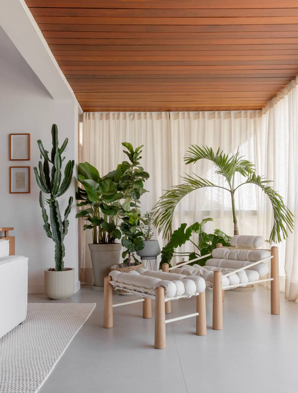 Varandas-charmosas-Casa Tauari-Lilia Mendel Para ambientes confortáveis, invista em móveis que abraçam. | Projeto: Casa Tauari