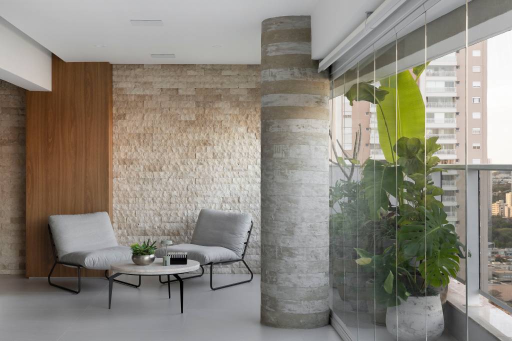 Varandas-charmosas-WA Arquitetura -Carolina Mossin (3) Nesta varanda, o espaço é bem utilizado com ripados de madeira. | Projeto: WA Arquitetura
