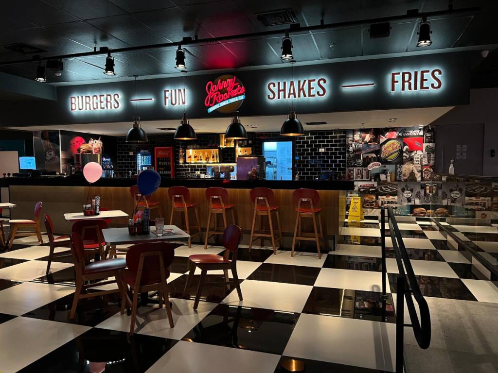 bares-decoracao-cinema-Johnny-Rockets A rede Johnny Rockets tem decoração anos 50 que lembra o filme