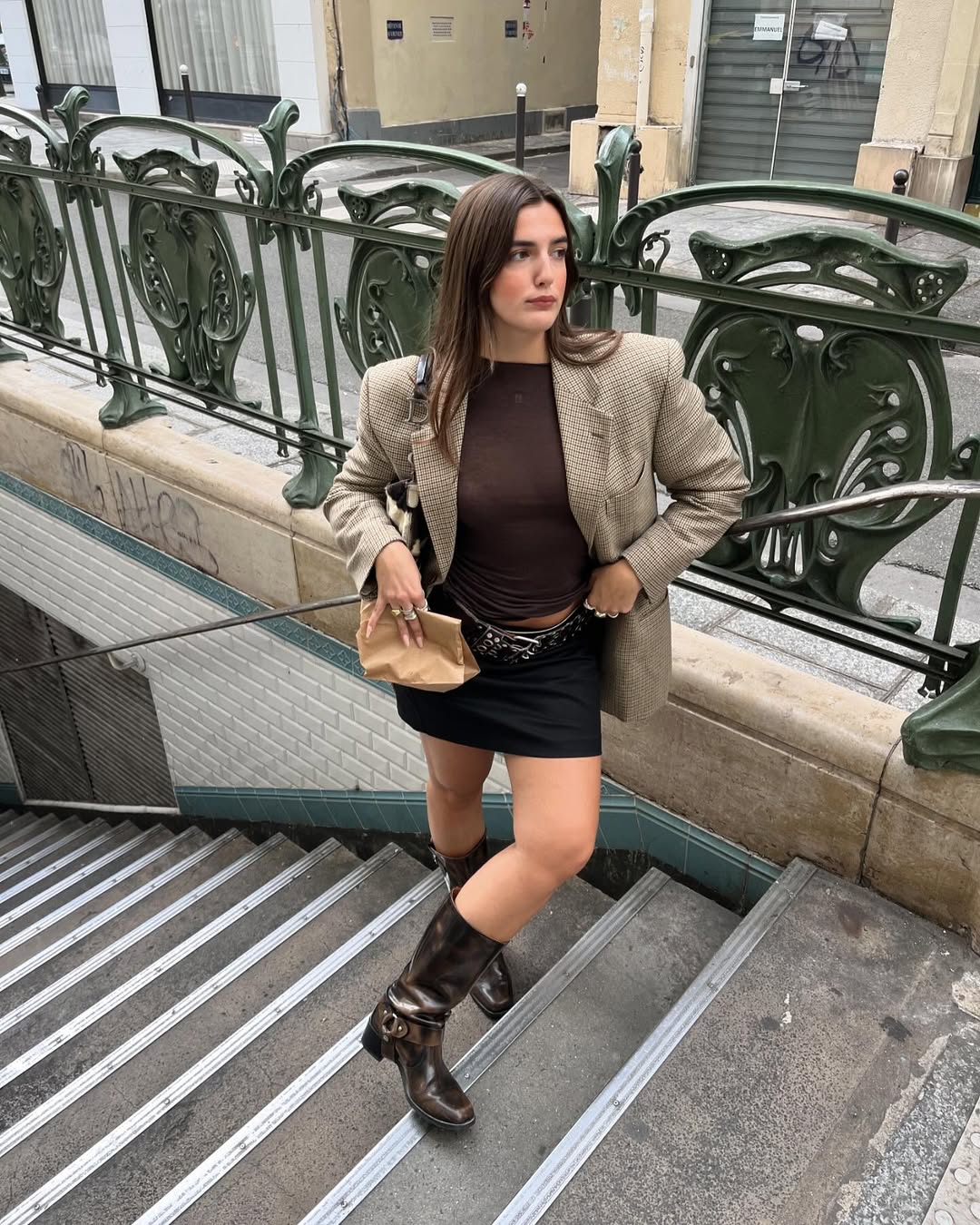 Bota biker marrom &eacute; uma op&ccedil;&atilde;o moderna par ao inverno.