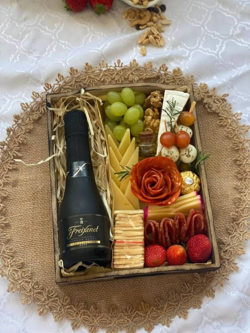 cestas-dia-dos-namorados Para um date com vinho e petiscos, esta cesta é ideal.