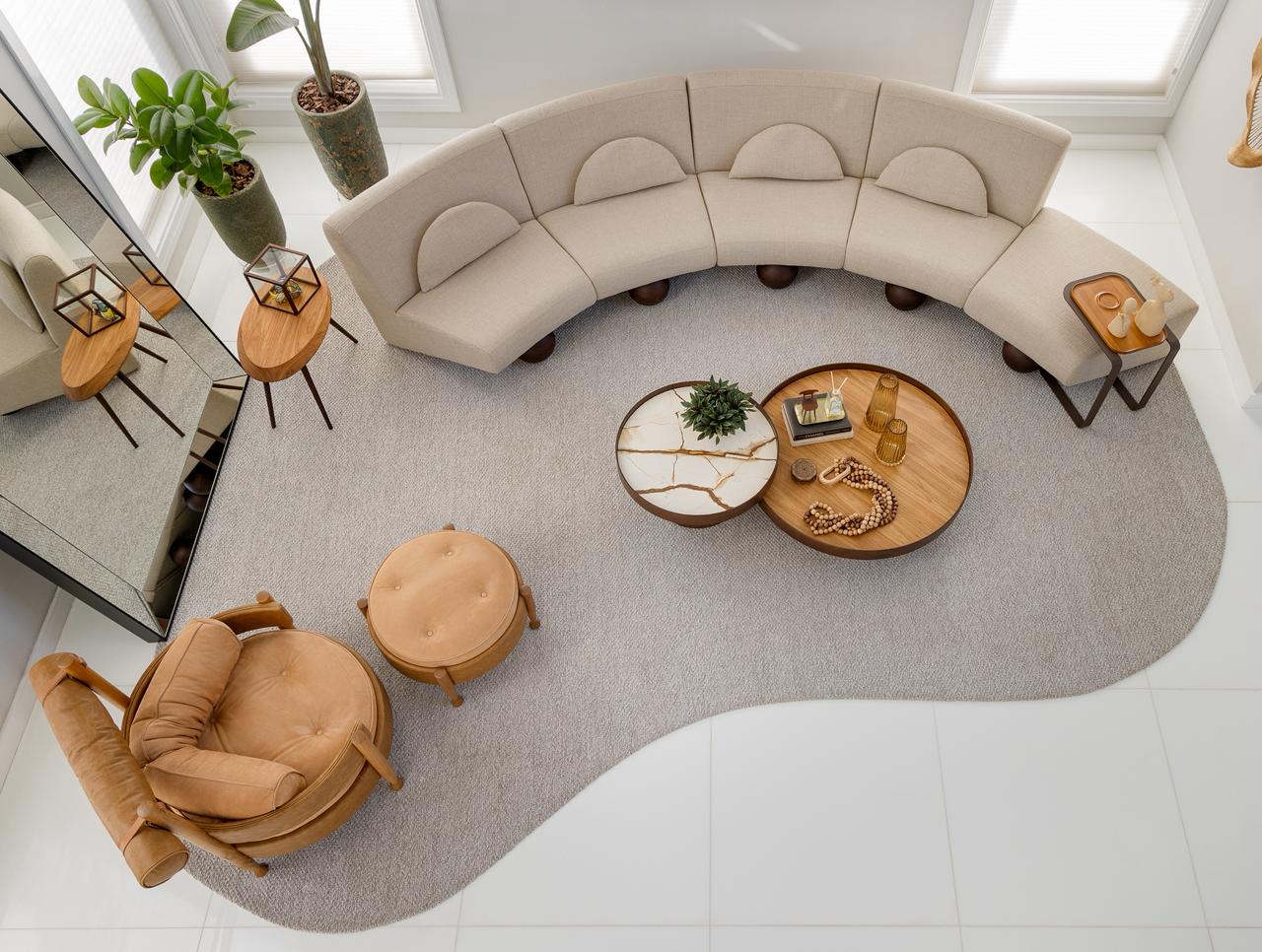 Imagem de sala de estar com m&oacute;veis em tom de marom, cinza e creme