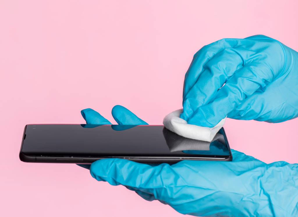 Como limpar o celular do jeito certo e se proteger de germes e bactérias