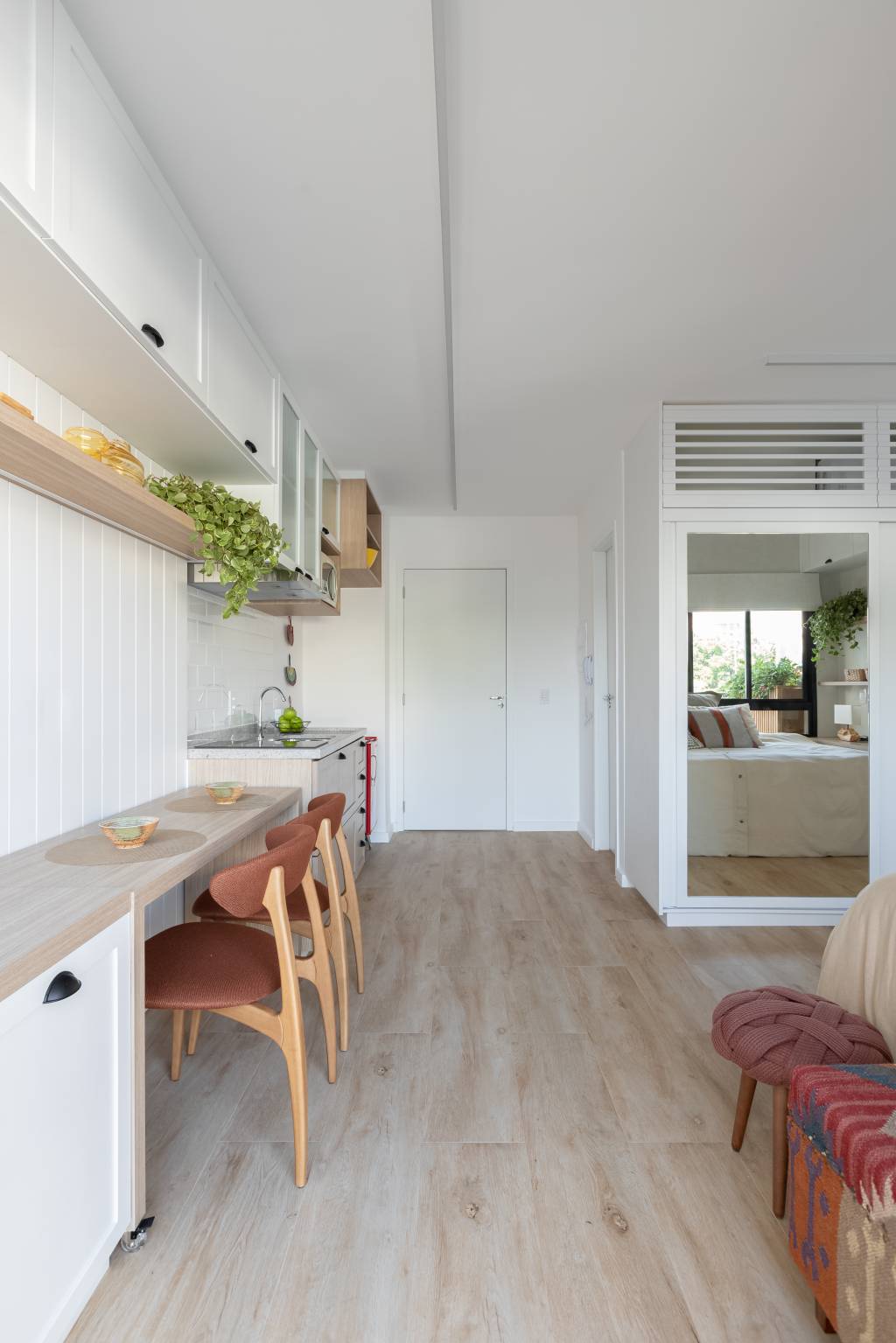 decoração-sem-gastar (2) Aposte em peças que sejam o ponto de cor do ambiente, como cadeiras, pufes e até um frigobar. Projeto Samba Porter Arquitetura.