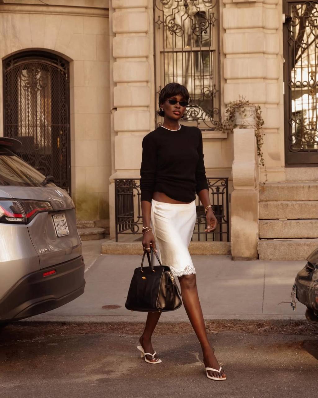 look-com-blusa-de-gola-alta-de-trico-e-saia-midi Diferentes formas de usar tricô e saia ganham o look das famosas