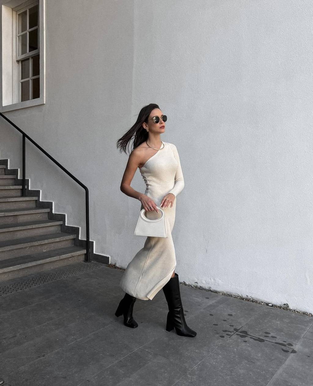 look-com-vestido-e-bota Combinar vestido longo branco com bota de cano preto está em alta e forma look elegante