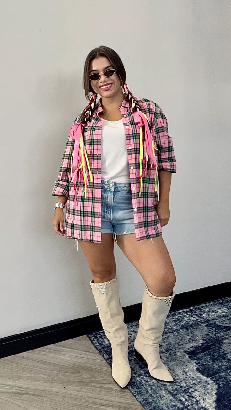 Camisa xadrez e short &eacute; uma op&ccedil;&atilde;o estilosa para a festa junina.