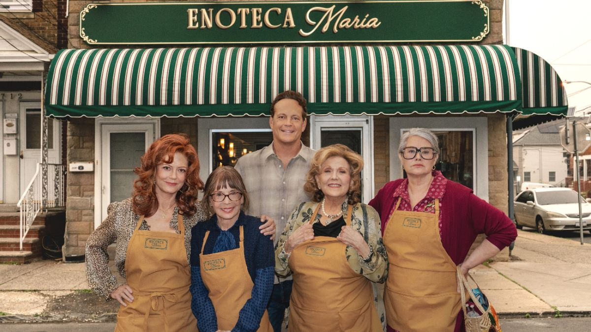 Vince Vaughn (ao centro) e as "nonnas" do filme baseado em uma história real que está fazendo sucesso na Netflix