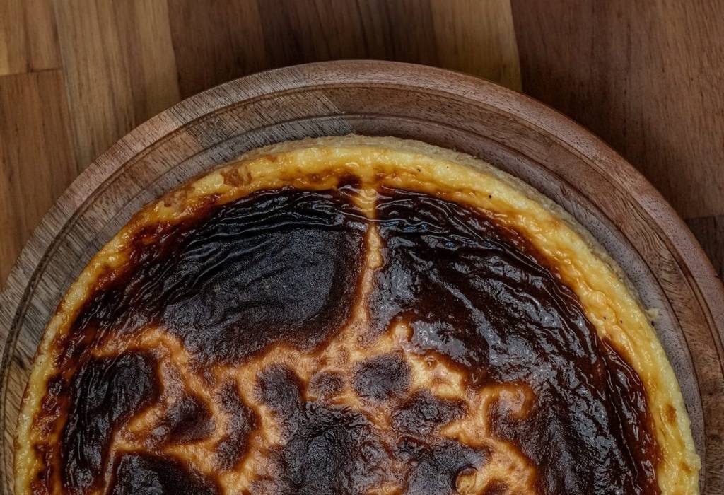 Sobremesa do momento: onde comer tarta basca em SP