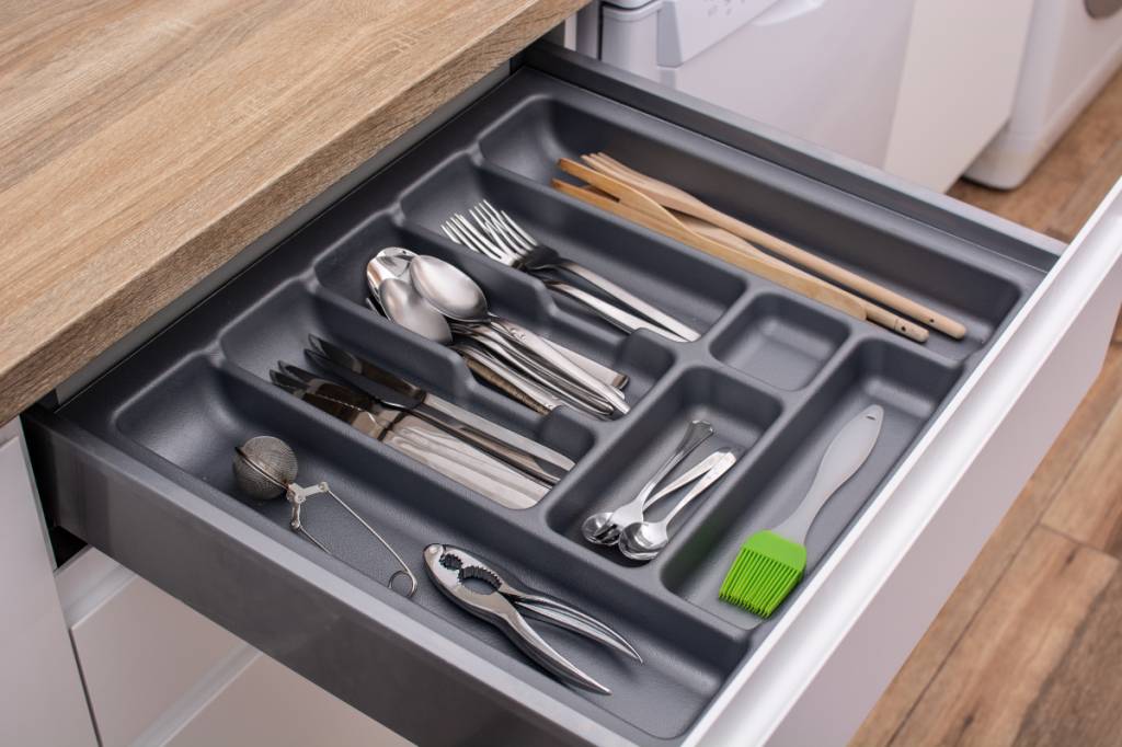 itens-essenciais-cozinha-organizar-talheres-cozinha Talheres de uso diário devem ficar sempre à mão, em um organizador na primeira gaveta