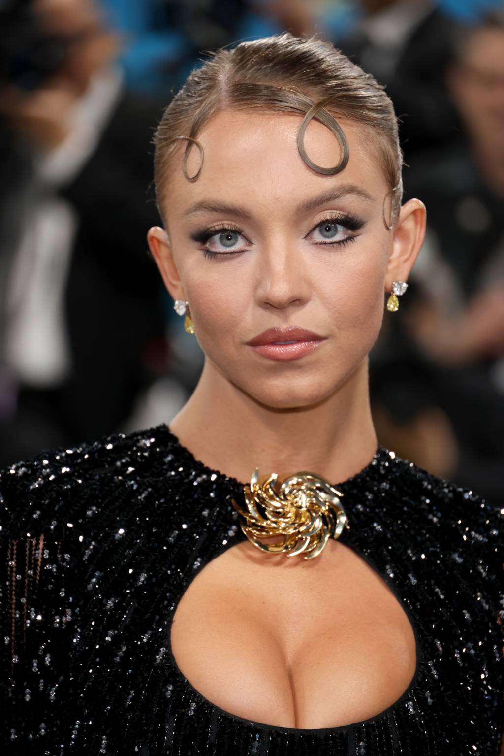 The 2025 Met Gala Celebrating “Superfine: Tailoring Black Style” – Arrivals Maquiagem de Sydney Sweemey no MET Gala 2025