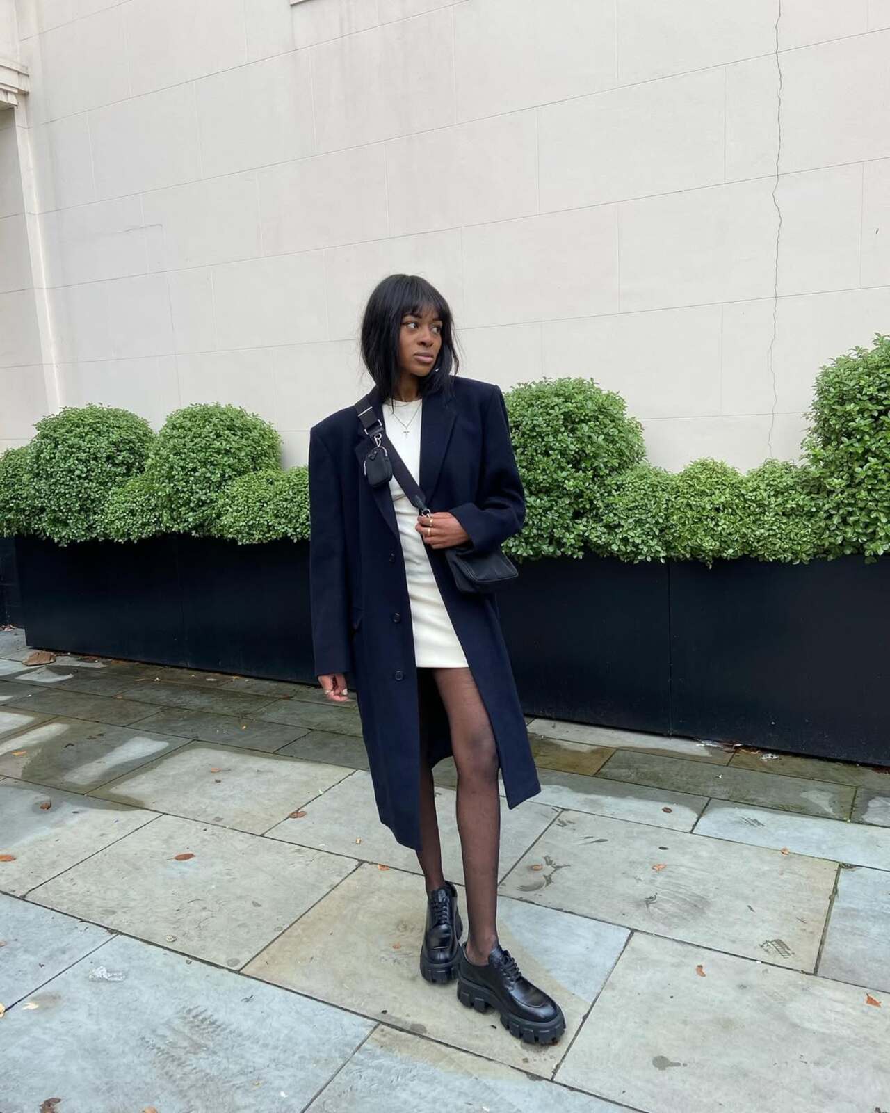 Visual com trench coat e sapato tratorado