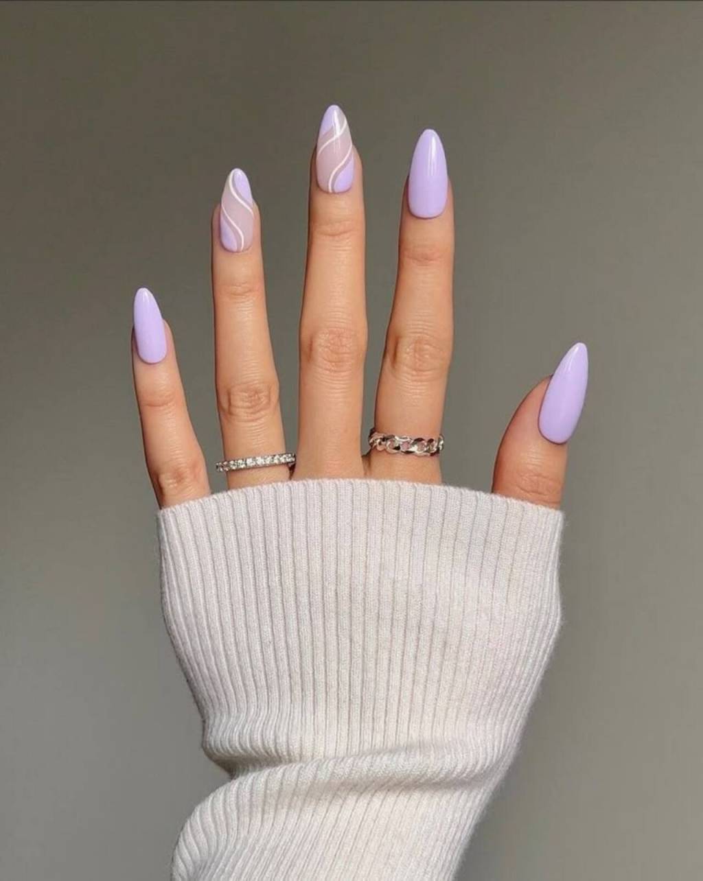 unhas-linhas (3) A cor lilás garante delicadeza às mãos