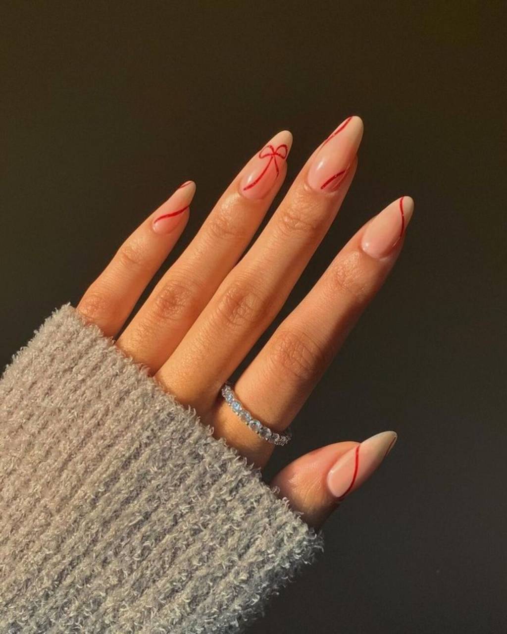 unhas-linhas (6) Um 'lacinho' e linhas vermelhas levam romance às unhas de forma sutil