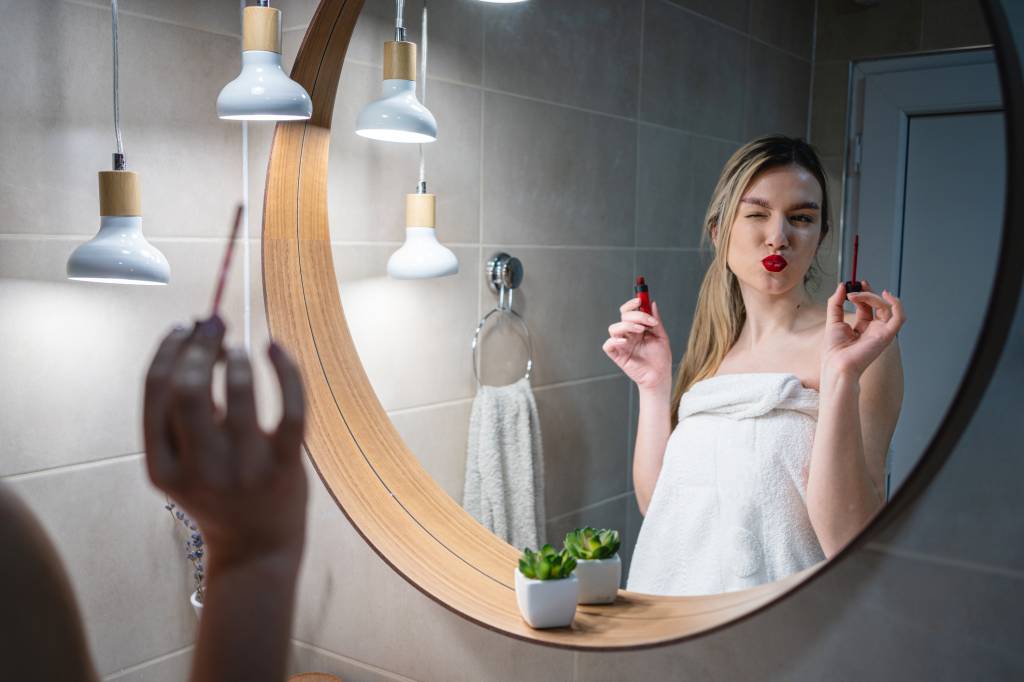 Testamos 11 batons de longa duração ideais para beijar (sem borrar!)