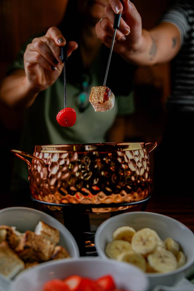 Este restaurante é um refúgio urbano. O espaço tem decoração contemporânea, móveis de madeira e paredes com tijolinhos aparentes. O menu de fondue tem opções doces, com chocolate, uvas e morangos (R2), e salgadas, de queijo com vinho branco, batatas, cenouras e pães (a partir de R2).
