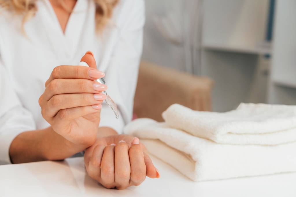 6 hidratantes para cutículas que realçam a beleza das unhas naturais