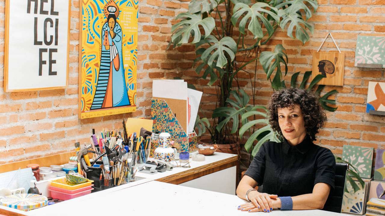 Joana Lira é uma artista visual e designer pernambucana, nascida em 1976 no Recife, que construiu uma carreira marcada pela fusão entre arte, design e cultura popular brasileira.