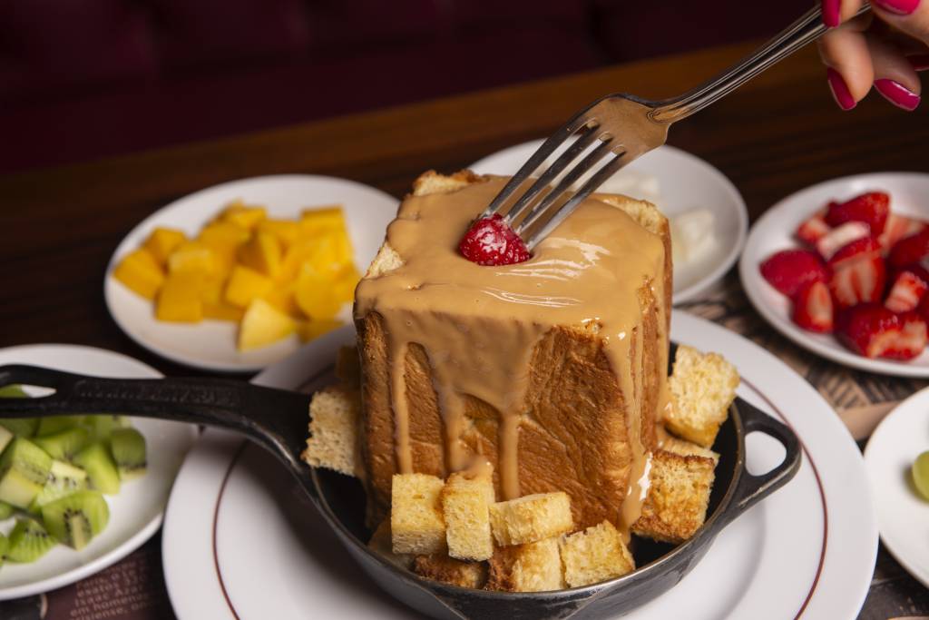 O restaurante, conhecido por pratos que nos levam a uma viagem a outro país, já incluiu as fondues no cardápio de inverno. A opção de Brie ao Vinho Branco (R2) ganha protagonismo ao lado da tradicional Fondue Quatro Queijos (R2). Ambas são servidas no pão brioche e acompanhadas de porções como filé mignon, batata noisette, calabresa, brócolis, goiabada e croutons.