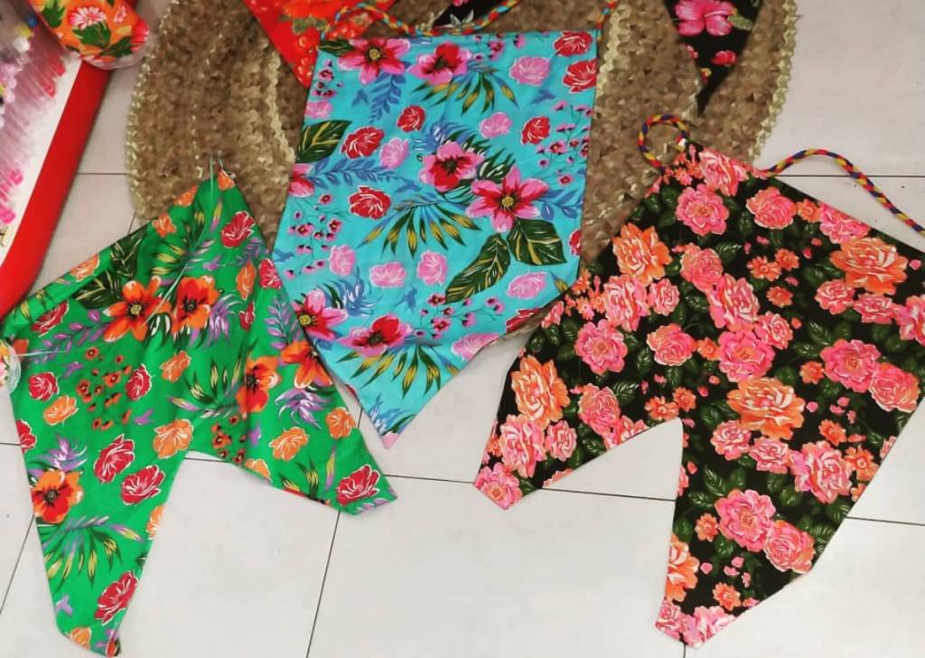 Bandeirinhas juninas feitas com tecido chita são clássicas e podem ter diferentes estampas